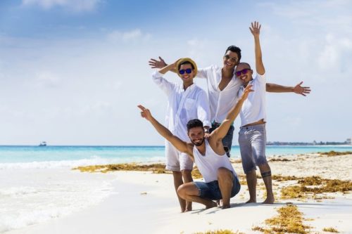 ragazzi in spiaggia